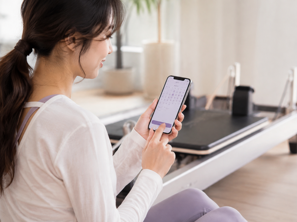 スマートフォンから予約するピラティス利用者